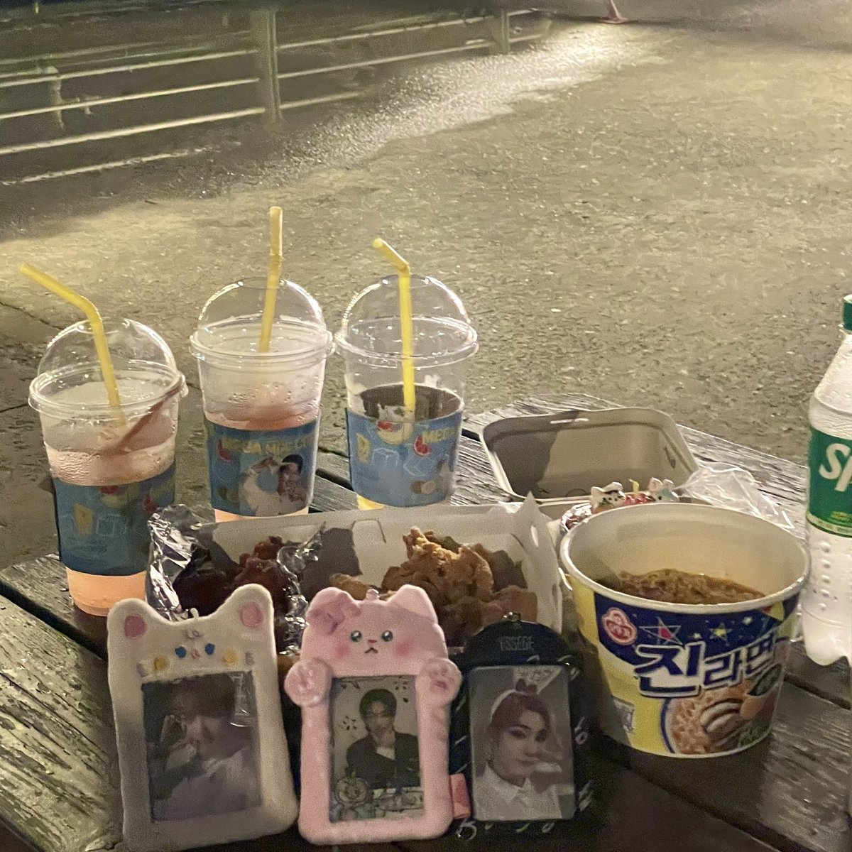 momorin_JS's tweet photo. 240824 ෆ˚* 지성혁 생일파티
지성혁 생축♡ᵎᵎ 케이크 시키고 한강에서🥤귀엽고 맛있고 분위기도 좋고 만족해..ㅠ 스페셜게스트(?)까지 와줘서 반가웠어용💖 우리 행복한 시간 보냈습니다💞
日本で会えずに韓国で会えるの謎すぎるので、次は日本で会いましょう（・ᴗ<）⭐️ https://t.co/QqB0jVEB4D