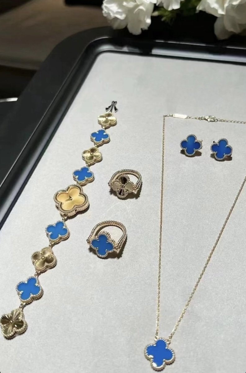 ブルーポーションの魔法と月猫ピアス ブルーポーションの魔法と月猫ピアス