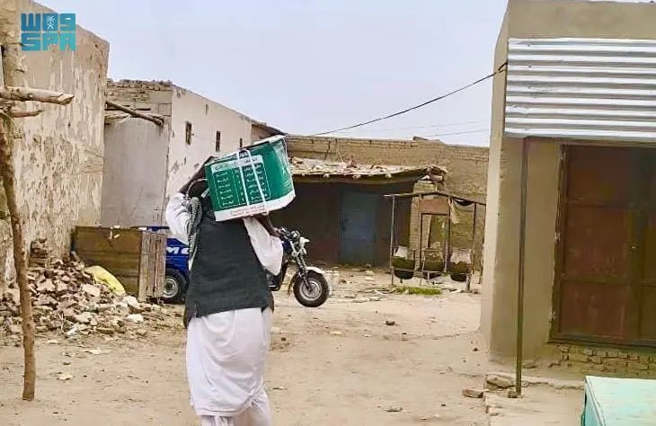 SaudiNews50's tweet image. بعد أن تضرروا من السيول والأمطار..

#السعودية تُغيث الأشقاء السودانيين بالمساعدات الإنسانية المتنوعة.

-