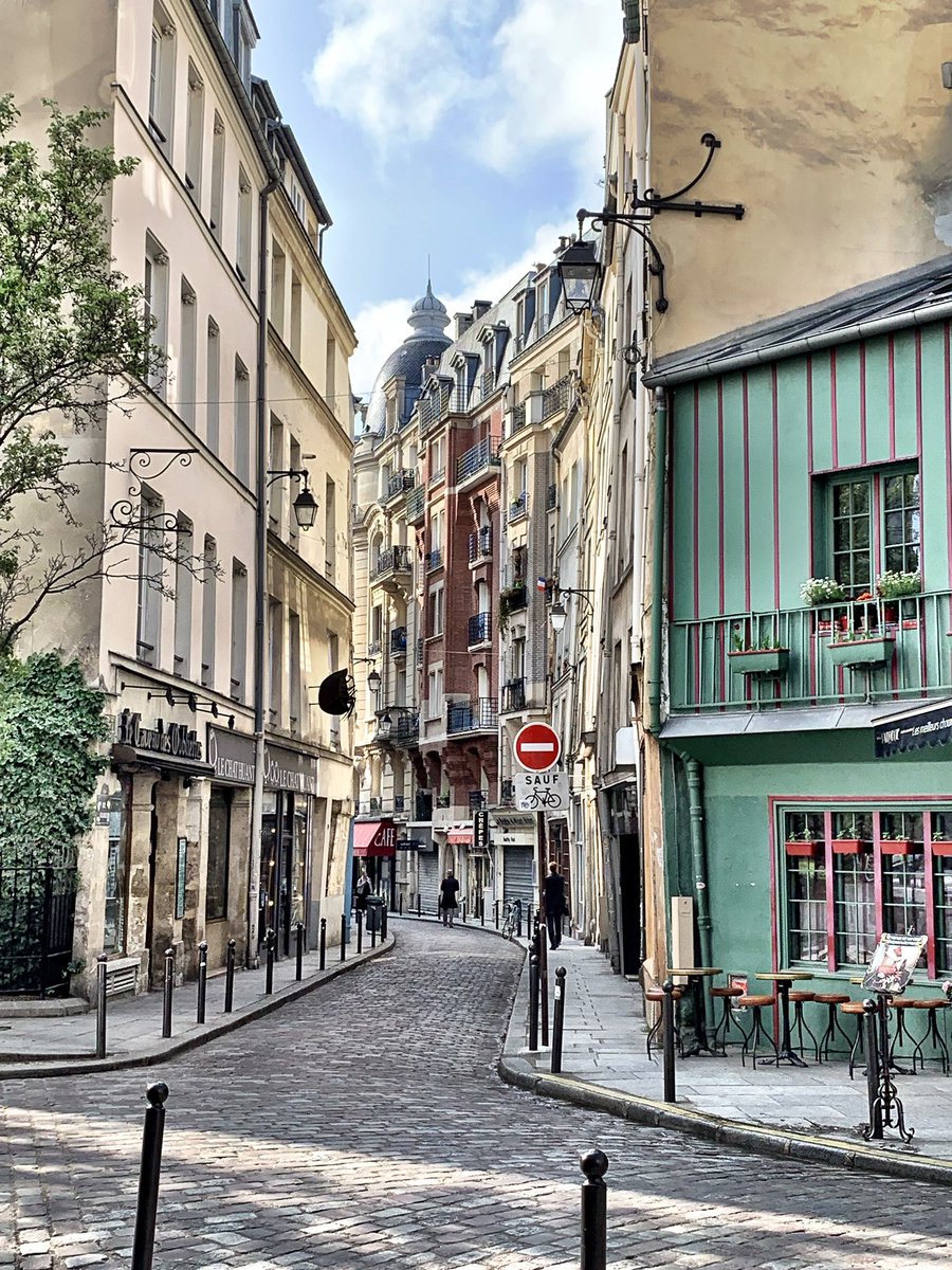 LindaMathieu's tweet image. Looking down a Paris street.