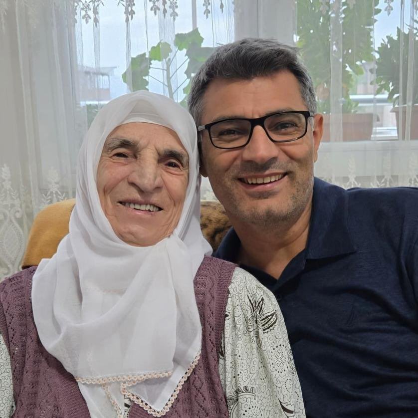 Yusuf Dikeç: “Allah bu ülkenin gençlerinin kalbinden anne ve vatan sevgisini eksik etmesin.

Annesinden utanan ülkesinden de utanır.

Mustafa Kemal Atatürk’ün annesi, Zübeyde Anne’nin fotoğrafına baksınlar. O fotoğrafla ne fark görüyorlar.”