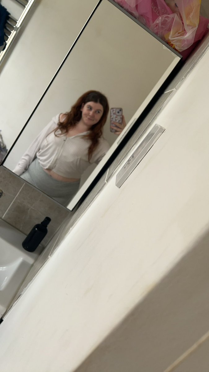 KittyKale0's tweet photo. guess who’s finally watching game of thrones 🙋‍♀️ https://t.co/tHe2lj4rQL