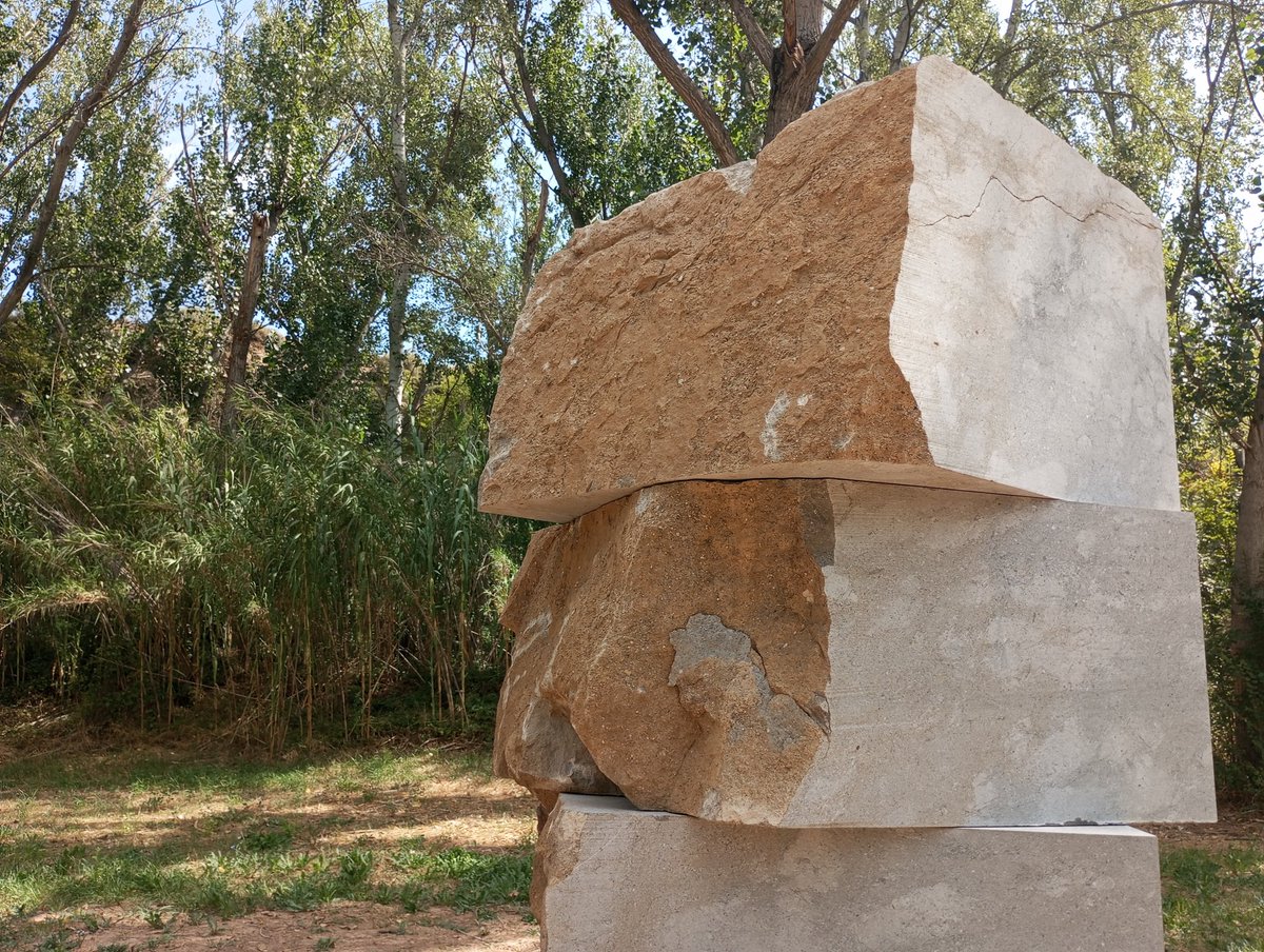 Microscopies 24, fa uns dies que es va instal·lar l'escultura de Mario Molins, el cinquè any del festival, aquesta vegada a l'entorn de Can Poc Oli i l'escola agrària de Manresa,  intervencions efímeres, dansa de Magí Serra i concert dels Careta