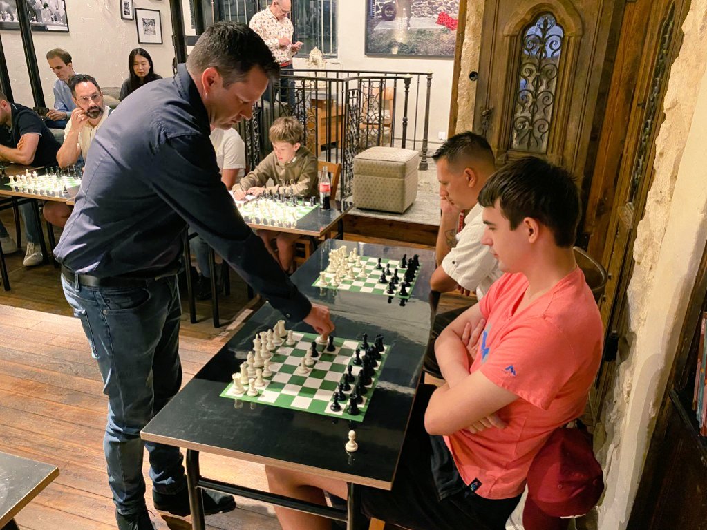 TourBlancheXX's tweet photo. Revanchard après sa défaite contre @HansMokeNiemann, @AlphaEchecs n'a pas fait de quartier. L'octuple champion de France a terrassé ses 12 adversaires. Mais le vaillant Arthur fut le dernier à rendre les armes. Bravo à Baki et au Blitz Society pour l'organisation de cet événement https://t.co/9aG66n8Ac3