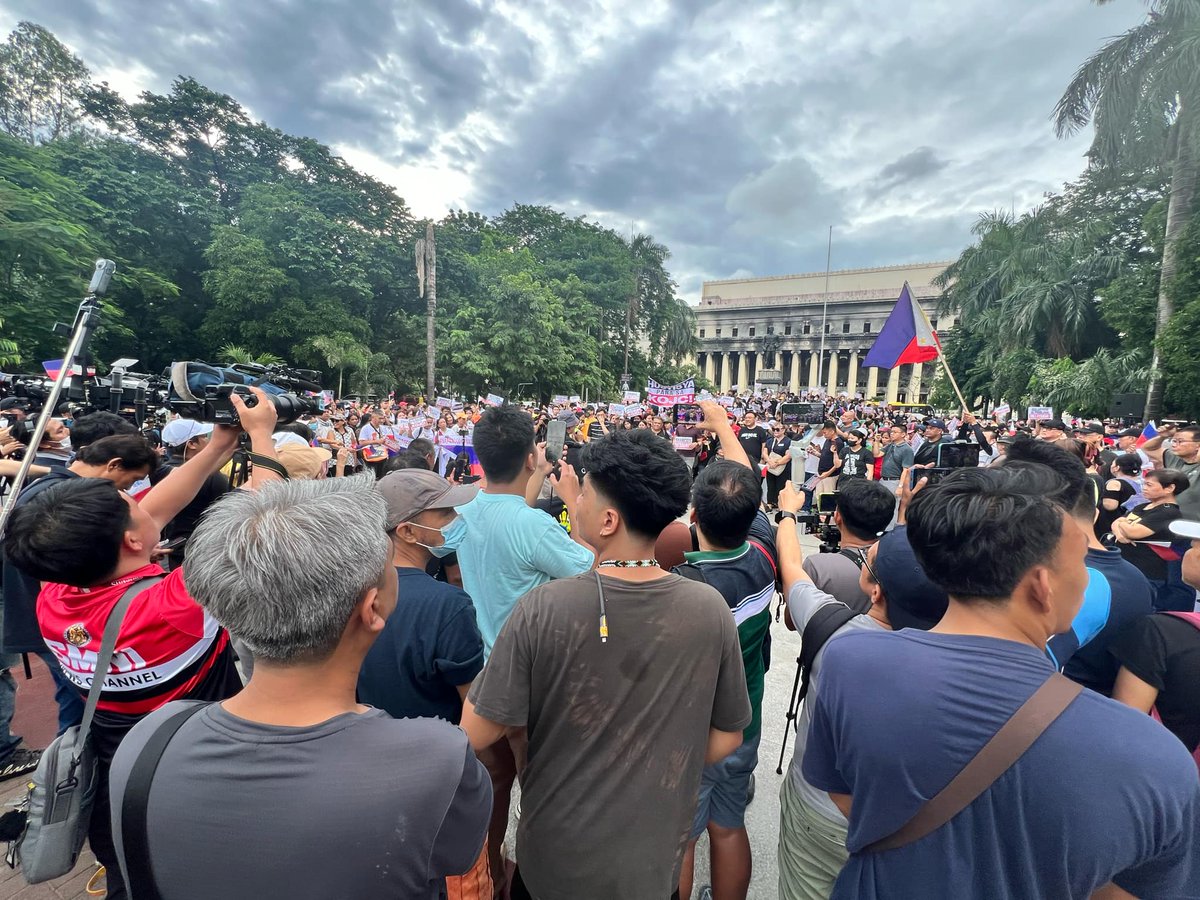 AnnaMalindogUy's tweet photo. August 26, 2024: Ongoing People Power March and Rally in Liwasang Bonifacio, Manila, Philippines, on Philippine Heroes Day! These are MAISUG (BRAVE) men and women! The crowd is increasing! Way to go, MAISUG!
#FightPH
#ProtectthePeople https://t.co/bdYTnkD0hy