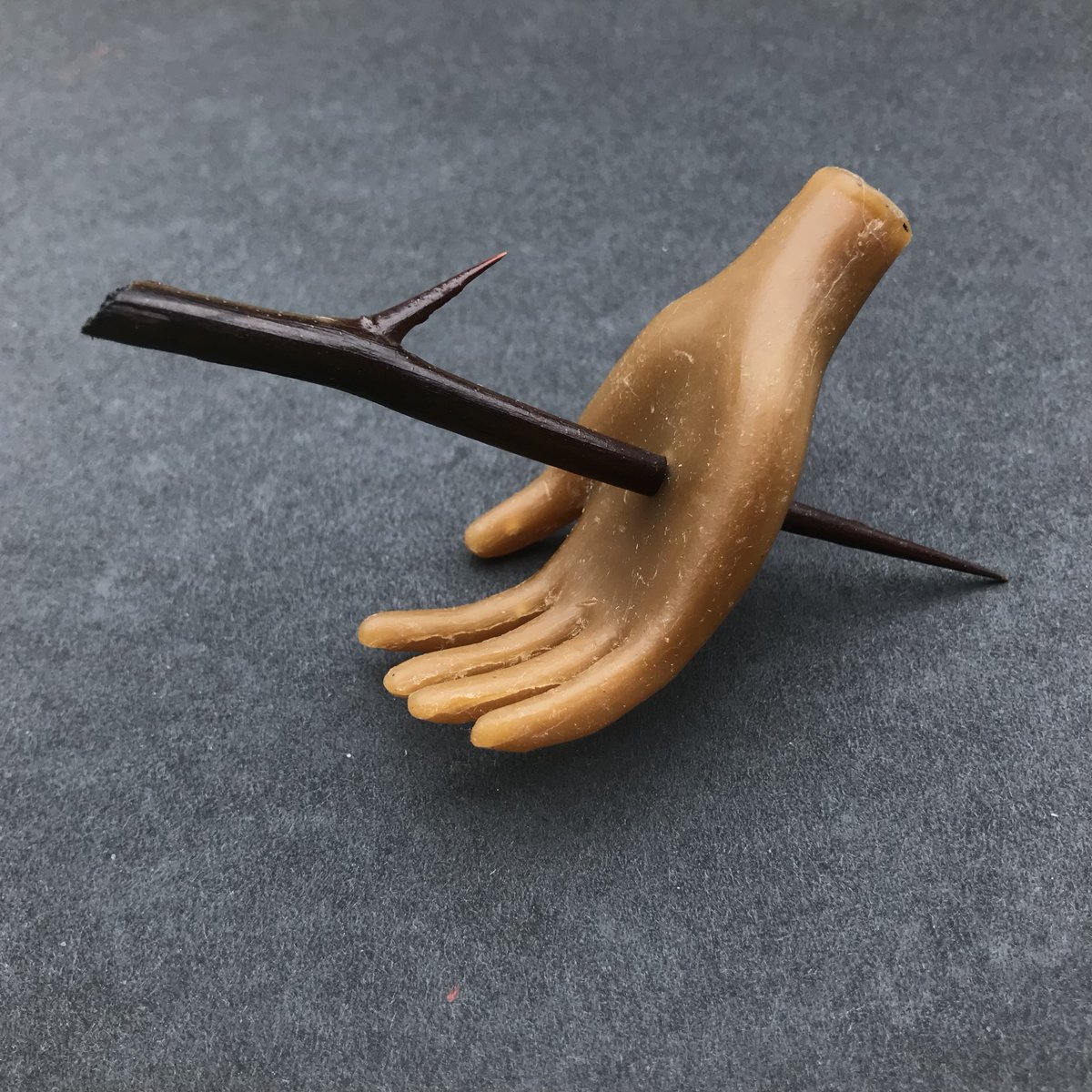 Michael Allgoewer
Handout
Beeswax mould with honey locust thorn, delivered in a 6” x 4”x 2” cardboard box.

someonepraysforyou.com/michael-allgoe…

@michaelallgoewer
@someonepraysforyou_