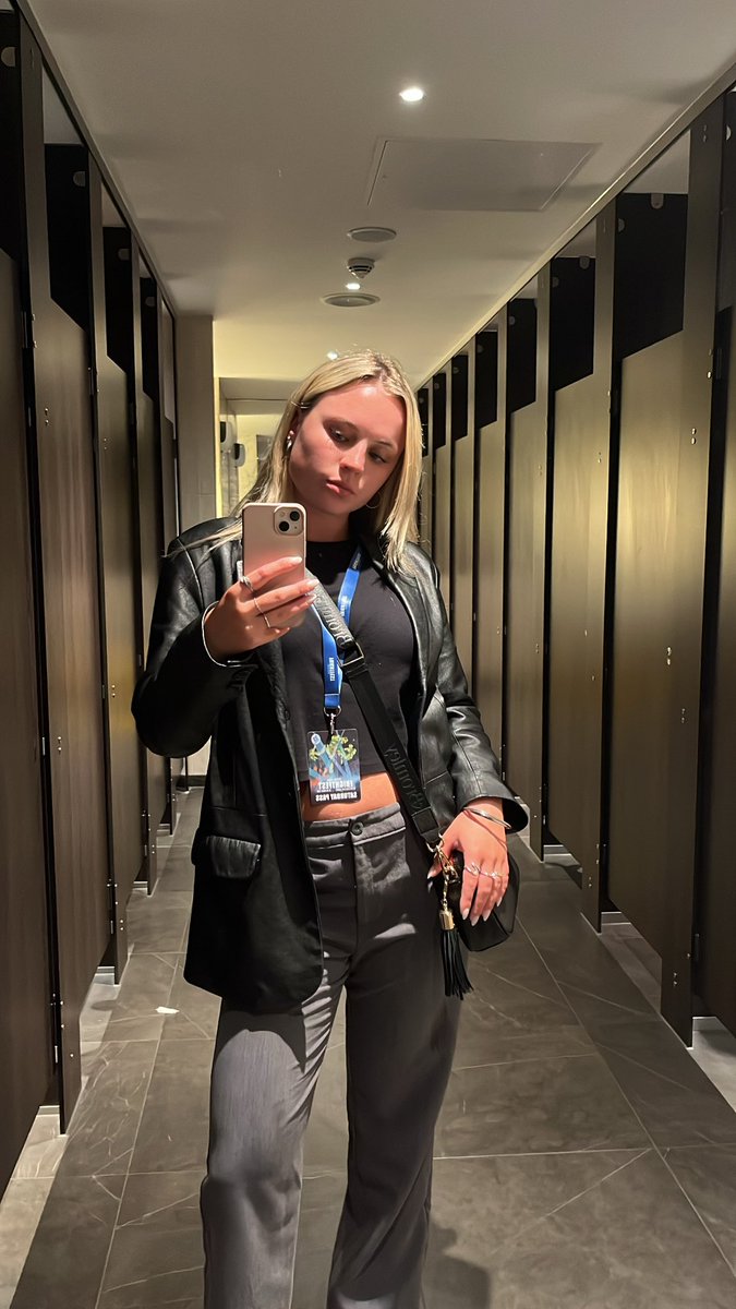 NeveLofthouse's tweet photo. Saturday at @FrightFest was amazing! Got to chat to some amazing people, second year running coming to this amazing festival with such a welcoming community. I have to say @strangedarlingx was my winner, @KyleGallner and @willafitz you were phenomenal!! https://t.co/mnzhdtuea2