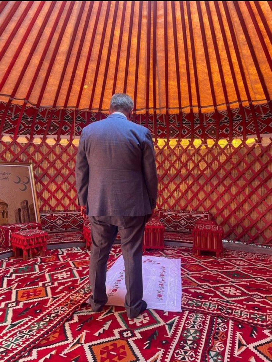 Mustafa Destici… Ne kadar da Müslüman biri… Trilyonluk sarayda Namaz şov yapar ama ailesini kayırıp kul hakkı yer! Bunlar peyniri eksik tartıp, dükkana ‘Cumaya gittim gelcem’ tabelası asan kasaba esnafıdır. Bunları Ömer Hayyam daha 11. yüzyılda çözmüştü!