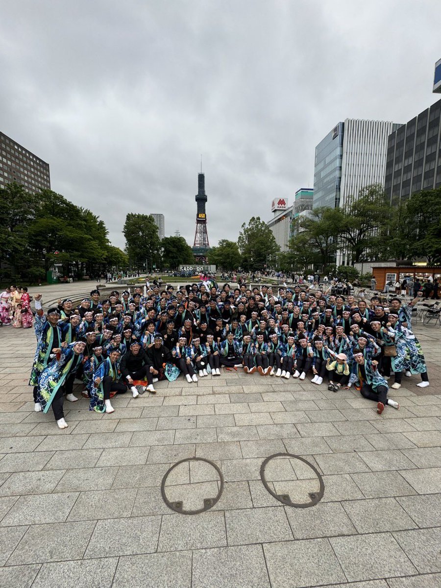 tmz_nmo's tweet photo. 今年の夏は、本当に熱い夏でした。

6月のソーランにどのメンバーとして参加し、去年の10月から踊りも旗も改めて勉強することの多かった約10ヶ月を過ごし、
何より多くの仲間に出会えたことが、今も嬉しいです。

祭りで会える仲間、改めてよさこいの面白さを感じました。

ど、最高です。 https://t.co/wOB15acqkT
