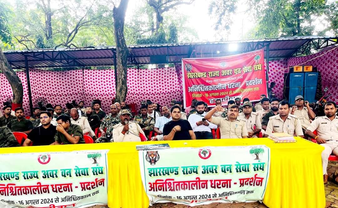 ActivistJK's tweet photo. मा० सीएम @HemantSorenJMM सर वनपाल के शत-प्रतिशत पद प्रोन्नति का है।अनुरोध है कि झारखंड राज्य अवर वन क्षेत्रकर्मी संवर्ग नियमावली- 2014 में कंडिका 15(vii) के प्रावधान को यथावत रखा जाय।
संशोधन को वापस लिया जाय।
#justice4ForestGuard https://t.co/q6E0ZYDjun