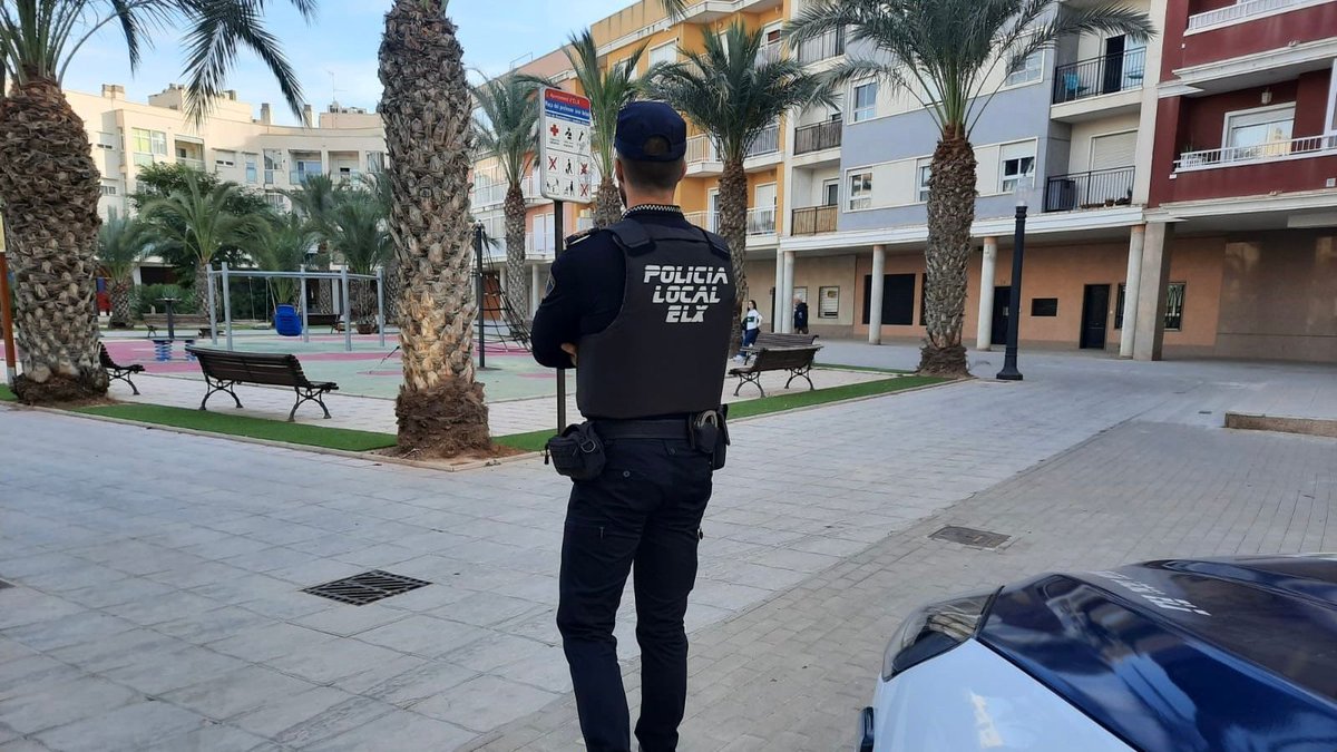 policiaelche's tweet photo. #Detenido tras agredir a varias personas y #atentar contra los agentes
👉🏼 Una vez en el centro de salud mostró una actitud #agresiva y escupió a uno de los sanitarios
https://t.co/6byZIEkbju https://t.co/dP4W21XV6q