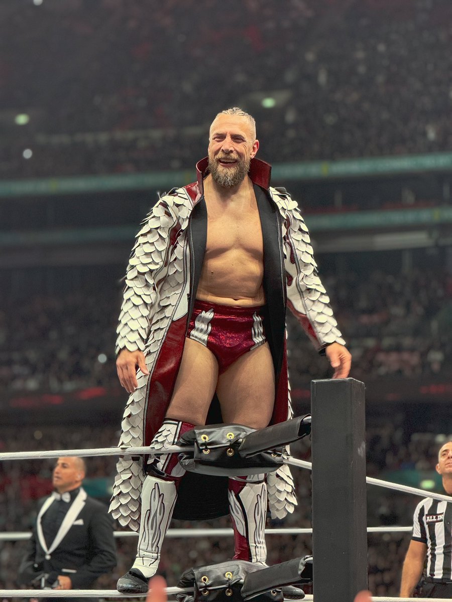 Sayed_AEW's tweet image. تصويري من حضوري لعرض #AEWAllIn #AEWAllInLondon