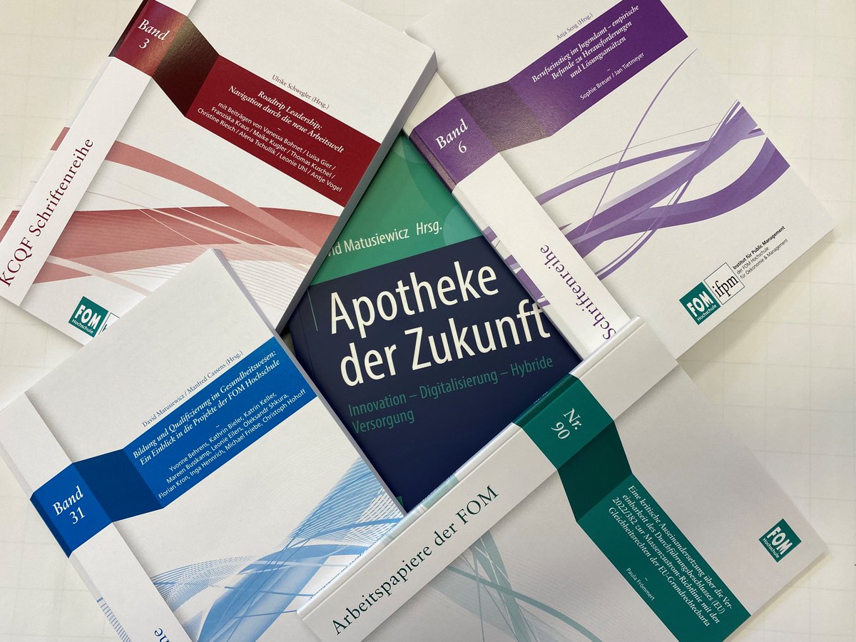 📚Frisch veröffentlicht für die tägliche Arbeit in #Gesundheitswesen, #öffentlicherDienst &amp; Wirtschaft – Download größtenteils kostenfrei: fom-blog.de/2024/8/neue-ve…. #neueBuecher #FOMforscht #FOMHochschule #öD #öV #Verwaltung | 📸 Yasmin Lindner/FOM