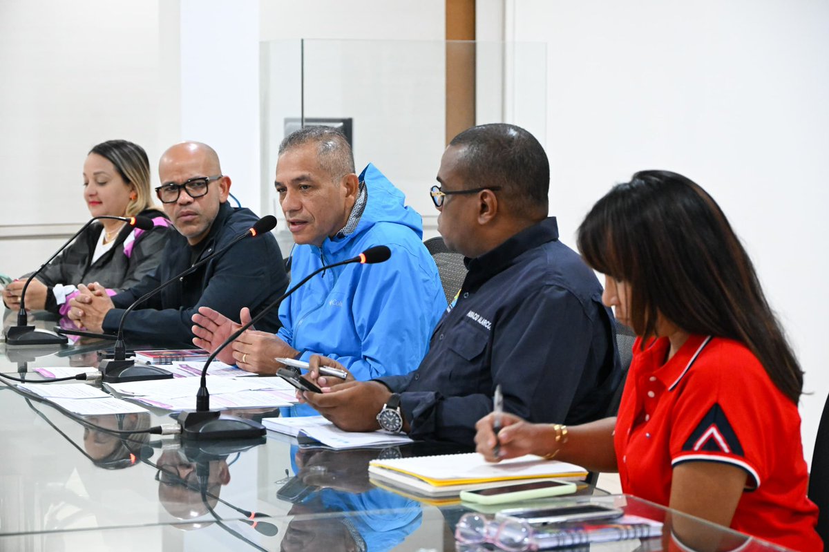 Buen día querido  pueblo de BOLÍVAR. 
Semana que inicia llena de más Voluntad y Trabajo. 
Bendiga DIOS nuestras familias y nos permita seguir luchando en favor del pueblo .