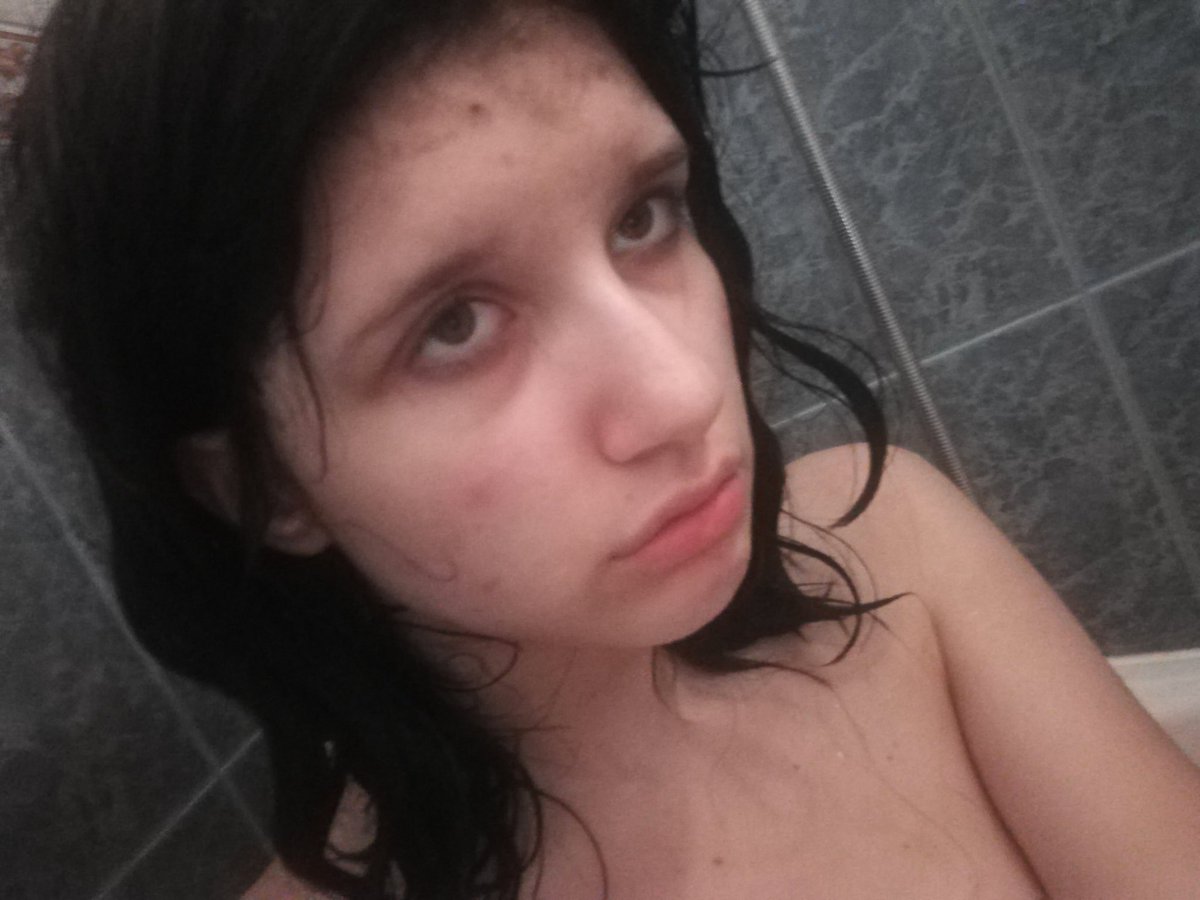 kitt_yy23's tweet photo. Am i ugly without makeup be honest  🙏 i promise i  wont get  upset, im on my way to  year long rehab  so  my mood  cant be worse https://t.co/Tmn7q7BIBI