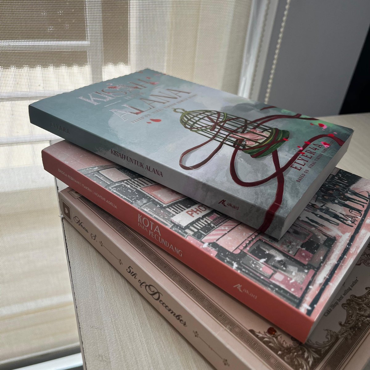 id_akad's tweet photo. jakarta lagi panas gini berubah jadi adem gara-gara nangisin novel angst😌 @elyer4a @equilanas @lalalafindyou @erisca_febriani https://t.co/7Alt6CYpdx
