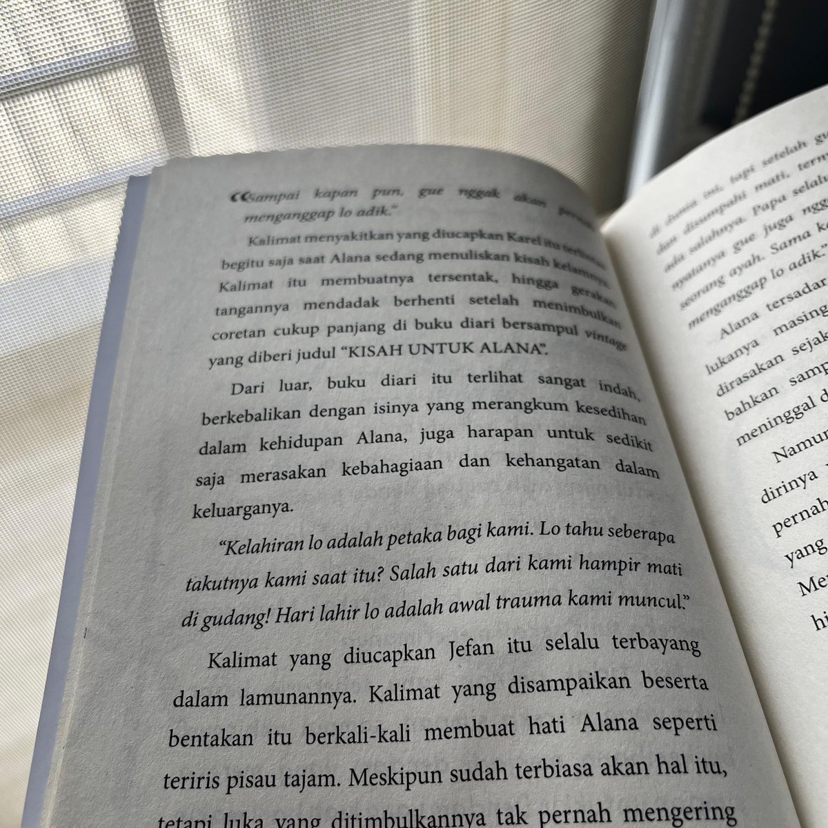id_akad's tweet photo. Udah berapa kali jadi korban novel angst?? apalagi novel Kisah untuk Alana, bikin banjir air mata😭😭 https://t.co/5PdxDnTy8c