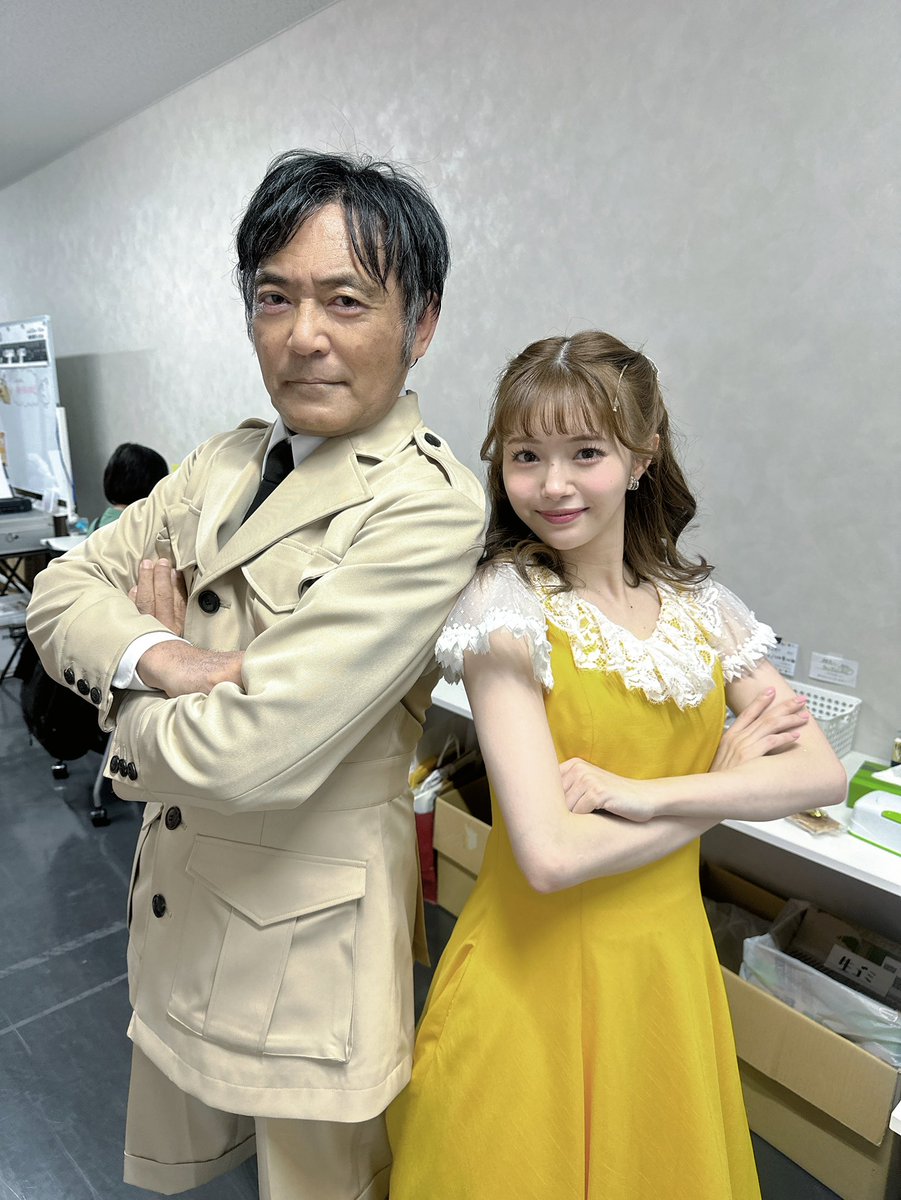 miorin_lemon212's tweet photo. 8日目 #ブラックコメディ ご観劇下さった皆様ありがとうございました💡

今日はパパと娘の2ショット💛
メルケット大佐役の渡辺いっけいさんと😊

パパとっても面白い🤣
毎回何かしら新しい動きしてたり本当に凄い方です‼︎

明日は14時〜18時〜2公演です🌼
ぜひ皆様も劇場で堪能してください✨ https://t.co/hc1fWuABg4