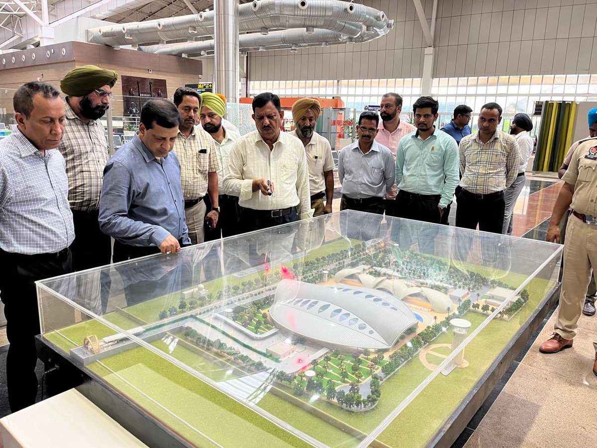 LPAI_Official's tweet photo. On August 24, 2024, Shri Umashankar Gupta, IAS, DC, Gurdaspur, Punjab, visited Land Port Dera Baba Nanak, where he interacted with officials of #LPAI, #BSF, Customs, and other stakeholders. https://t.co/l9pveBIdl7