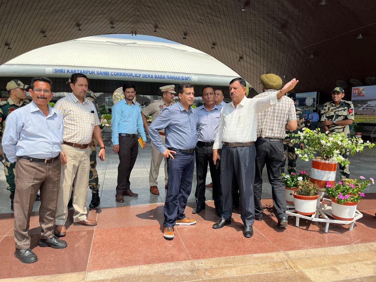 LPAI_Official's tweet photo. On August 24, 2024, Shri Umashankar Gupta, IAS, DC, Gurdaspur, Punjab, visited Land Port Dera Baba Nanak, where he interacted with officials of #LPAI, #BSF, Customs, and other stakeholders. https://t.co/l9pveBIdl7