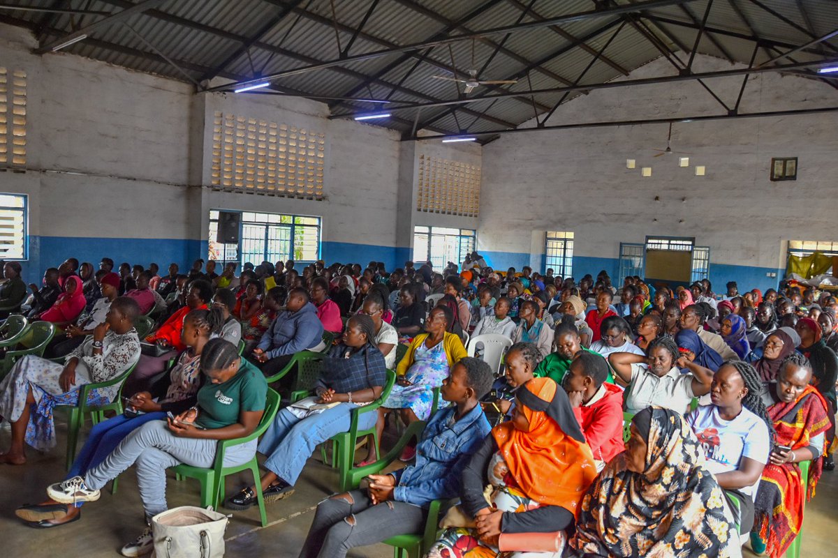 CSONetwork's tweet image. Day 2 of the #KatibaAt14 Community Conversation: Engaging with women on how the Constitution impacts their daily lives and the crucial role it plays in shaping their future. Women voices are essential in this conversation. #HakiNiYetu #CommunityConversation @bettyokero