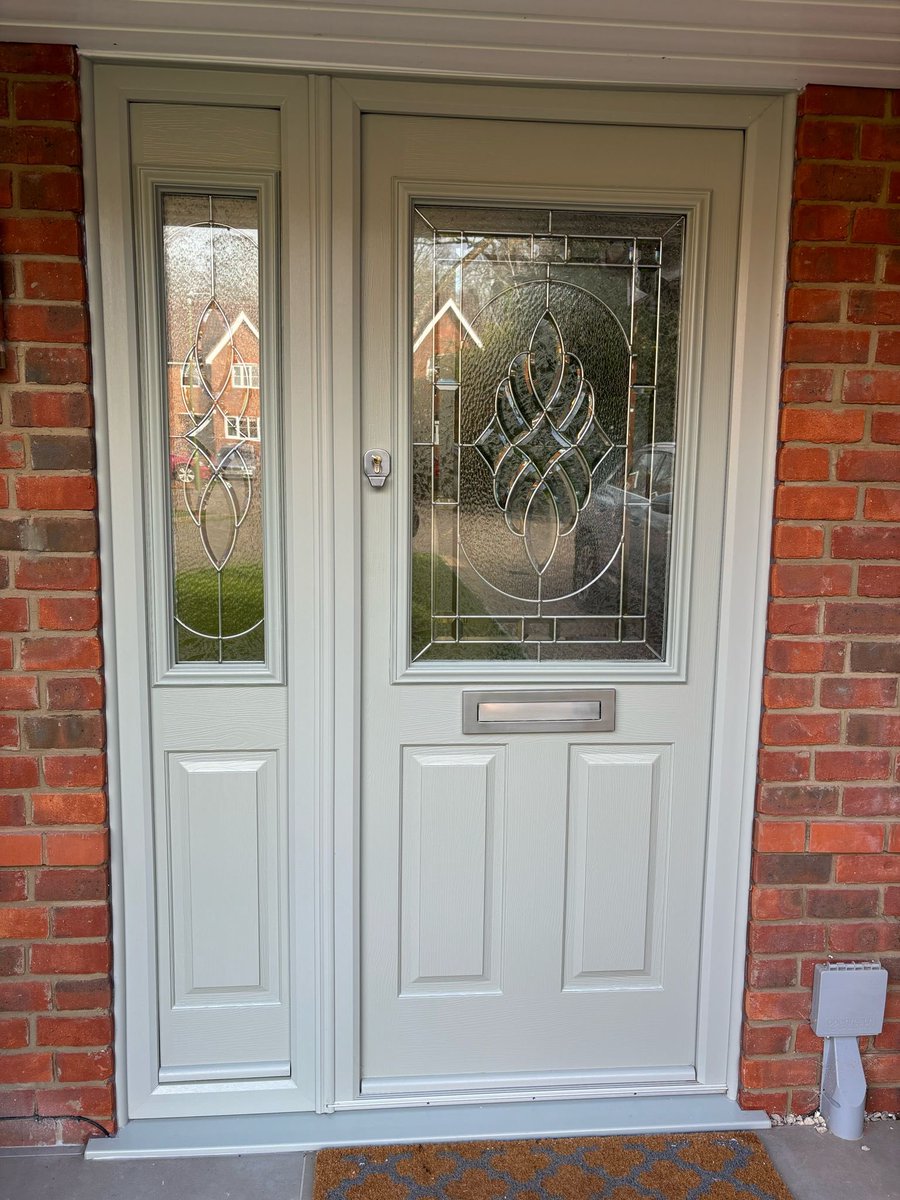 ReflexElite's tweet photo. New Monday, New Front Door!

This is the @solidor Beeston 1 in Painswick and white completing the home

Get in touch with us via our website linked in our bio!

#reflexelite #doorinstall #doors #door #frontdoor #doorinstallation #solidor #solidordoors #solidorfrontdoor #exterior https://t.co/FZSY1C7ey3