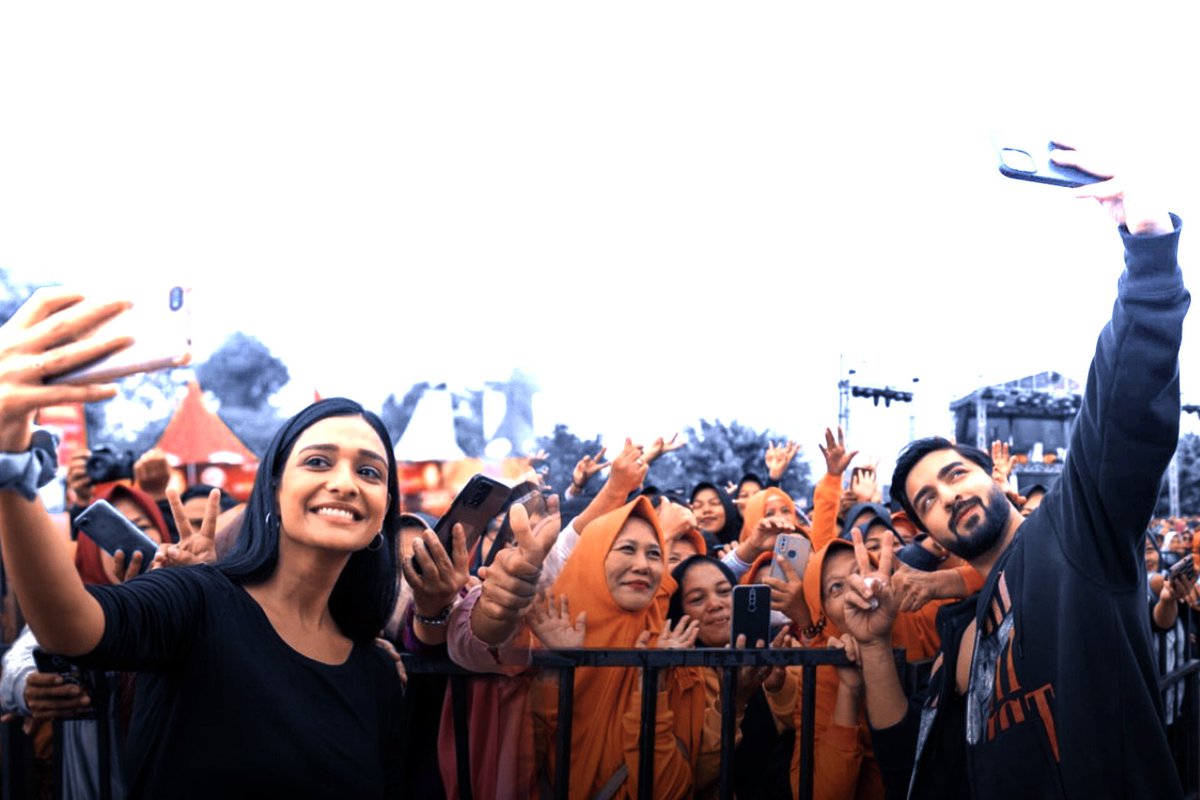 lovexsash's tweet photo. Finally it has been a year since their Indonesia tour. I am very happy and feel proud for them !! 🥺🇮🇩♥️🫶🏻🧿✨

#rohitsuchanti #aishwaryakhare #rishmi #rohish #bhagyalakshmi #rishmibestjodi #rishmisfamily #rohishasrishmi #indonesia https://t.co/nHrdnALab9