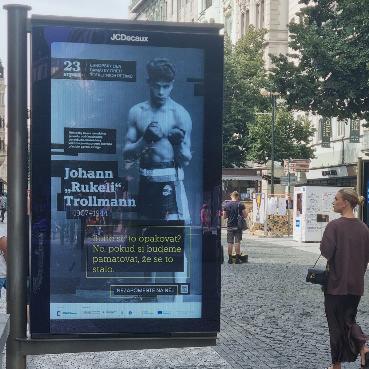 enrs_eu's tweet photo. 👀 Have you spotted our #RememberAugust23 outdoor campaign in Prague yet? 🇨🇿
➡ Learn more about Emílie Machálková here:
https://t.co/fWIOSM07oZ
➡ Learn more about Johann “Rukeli” Trollmann here:
https://t.co/9di07xXehU https://t.co/MhVewwxzFk