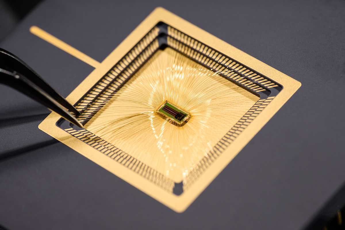 Neuro_X_EPFL's tweet image. A miniature brain-machine interface on a chip, the MiBMI can decode #braintotext with 92% accuracy. &quot;An advancement bringing us closer to practical, implantable BMI solutions,&quot; according to Mahsa Shoaran. Published in the @IEEEorg journal JSSC.
actu.epfl.ch/news/an-entire…