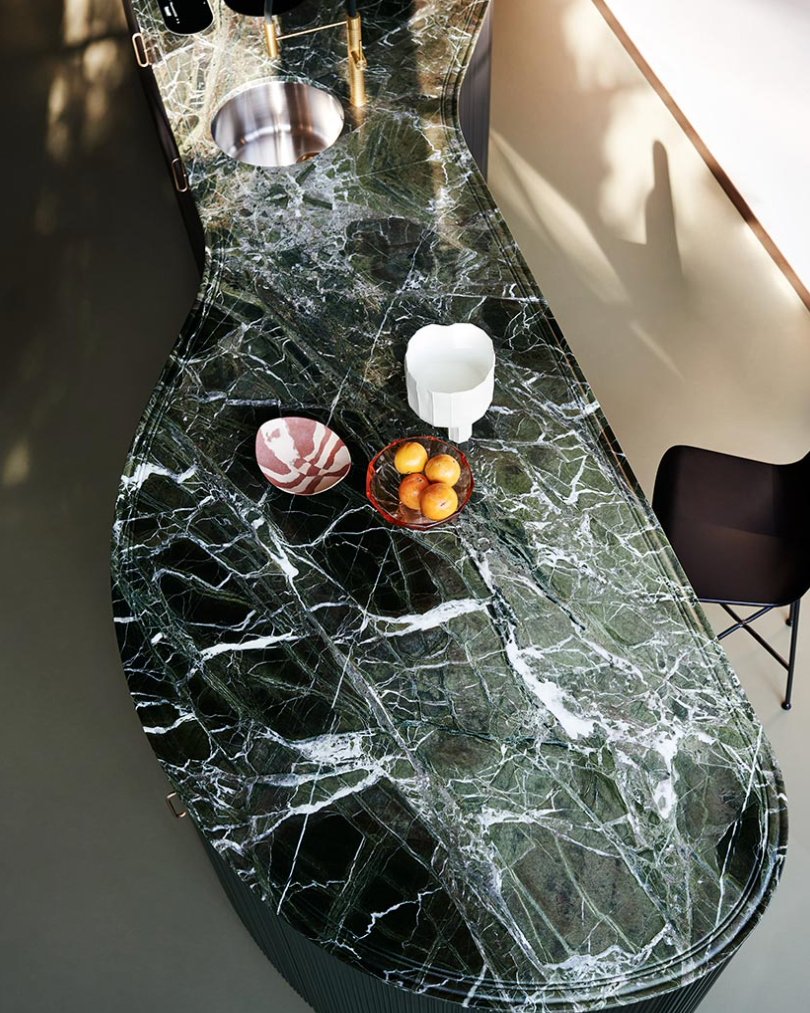 Embrace uniqueness and choose our Tangram kitchen. 🌟 Irregular contours, unusual shapes &amp; solutions that wrap around corners are the reason for the stunningness of this kitchen. 

#modianikitchens #cesarkitchen #dreamkitchen #luxurykitchens #kitchendreams #tangramkitchen #unique