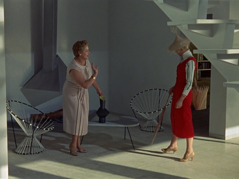 MonsieurHulot's tweet photo. Revisionando por milésima vez Mi tío (1958) de Jacques Tati sigo fascinado por los diseños de la casa moderna-fashion de los padres del niño protagonista y de lo adelantados que parecen a su tiempo. Tati podría haberse dedicado al diseño de muebles chic y futuristas. https://t.co/rMoiapDoAK