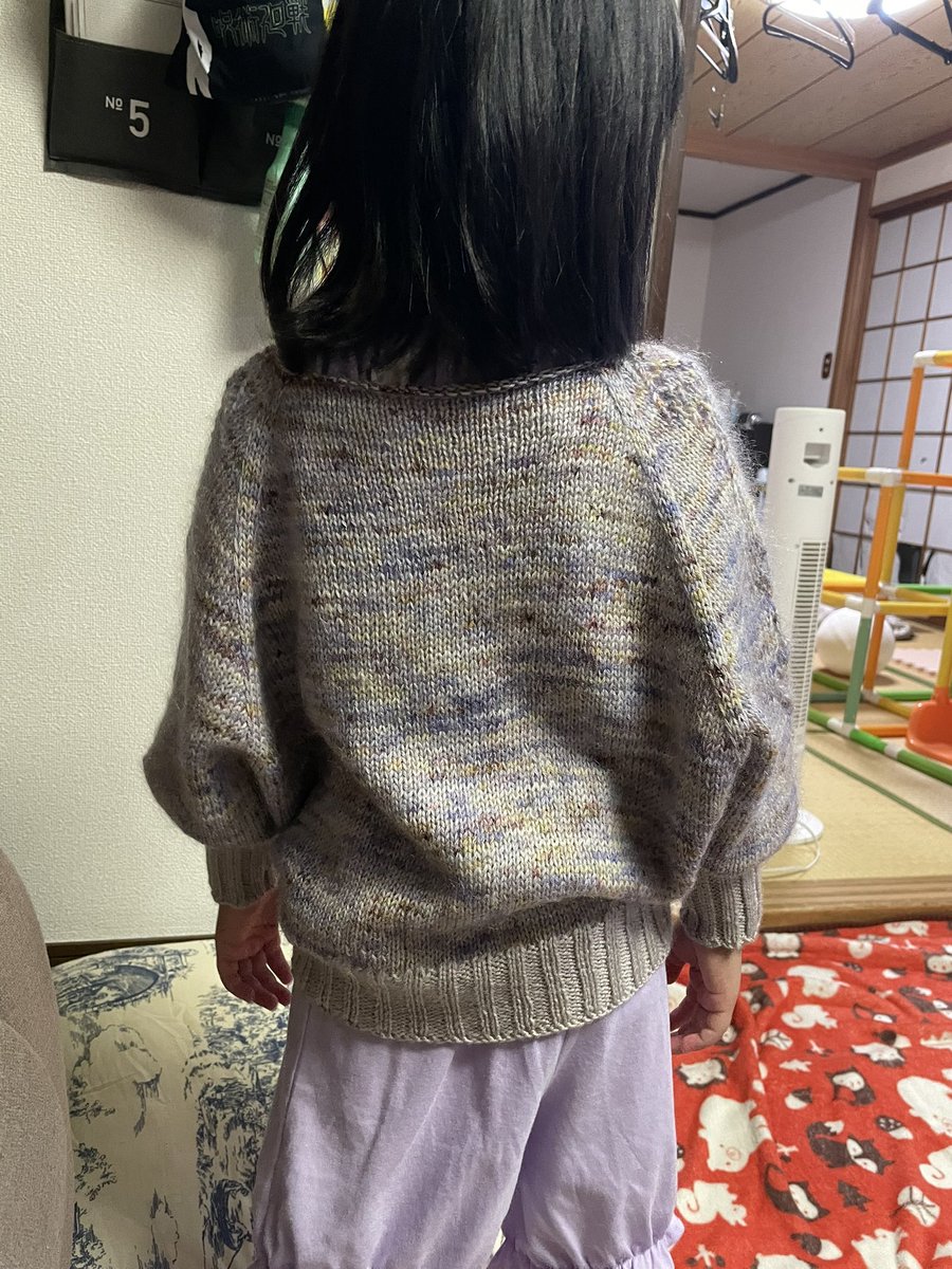 backchudoara's tweet photo. 娘のカーディガン完成〜
ボタンは無理穴で貝ボタンにしました❤️
気に入ってくれて良かった。まだ暑いけどもw

糸は、身��ろはLemon jelly poolとknittingbirdのいつもの引き揃え。袖と裾はアレグリア。
色が良い🤩

#Lemonjellypool https://t.co/oLvPiQuuKt