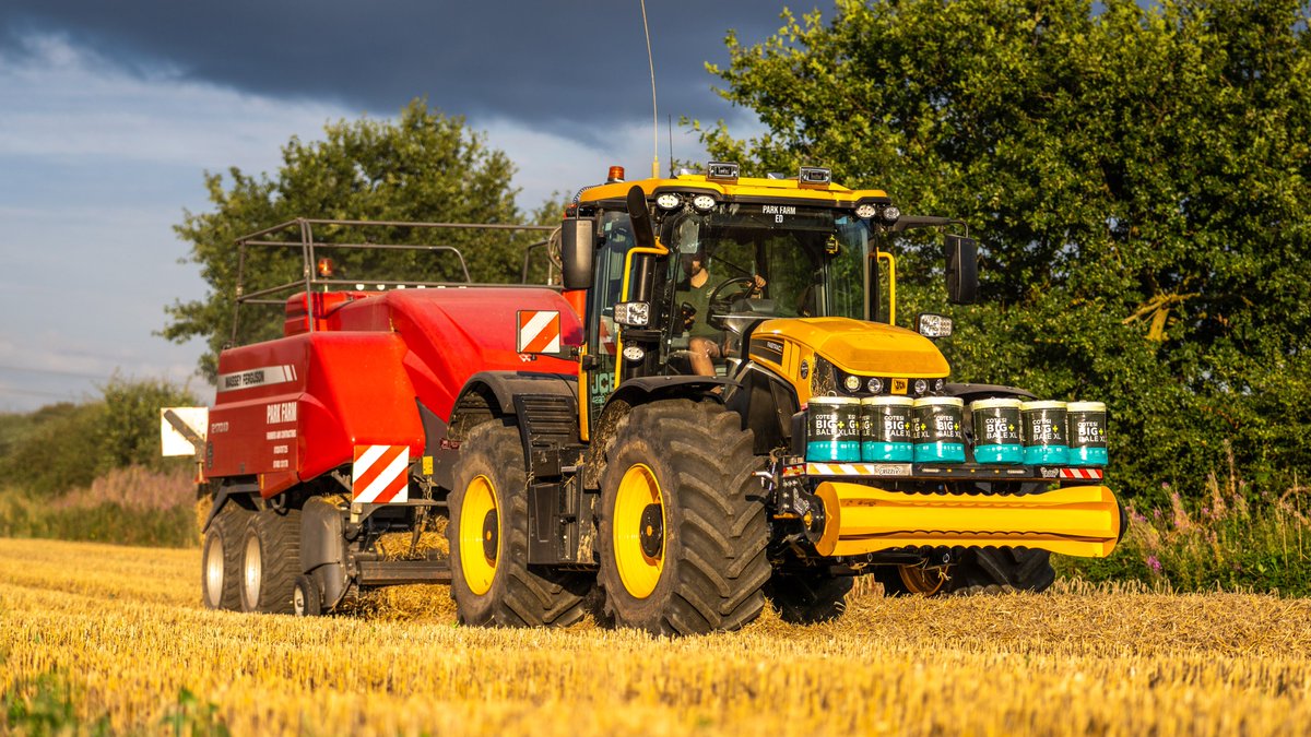 JCBagriculture's tweet photo. Putting on a show. A #JCB Fastrac 4220 iCON baling straw for Park Farm Farming & Contractors. Discover more: https://t.co/5Qs36neRAM. #FastracFriday #JCBmoment
_
Photos by @ProHorizonUK https://t.co/l42Fe6o2DK