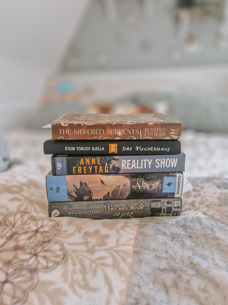 Die letzte Woche des August steht an und mit ihr eine neue #Time2ReadWeek
Ich weiß nicht wie viel ich wirklich schaffe, da meine Bachelorarbeit mir aktuell etwas viel Energie  raubt, aber ich habe mir dennoch mal ein paar Bücher rausgesucht. Mangas kommen wie immer Spontan dazu😊