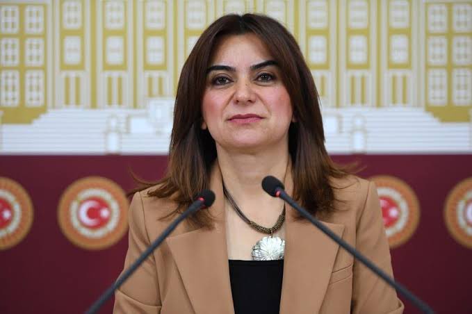 thshaber's tweet photo. 🔴 | DEM Parti Grup Başkanvekili Gülistan Koçyiğit:

Bu SİHA saldırılarının amacı nedir? 

Türkiye bu saldırılarla ne yapmak istiyor? https://t.co/jiWn4Opdyj