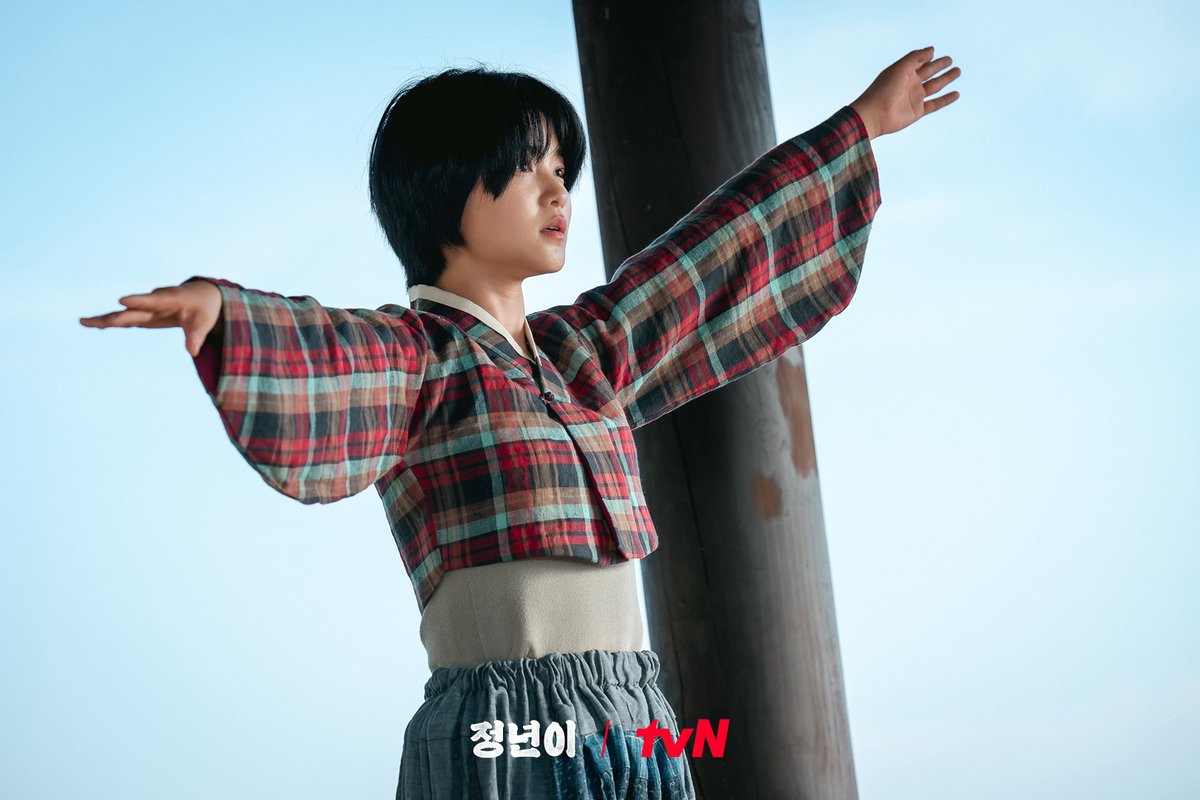 CJnDrama's tweet photo. 소리를 위해 혈혈단신으로 상경했지라 >_<
천재란 바로 이런 것! 누가 봐도 될성부른 떡잎🌱
눈을 뗄 수 없는 소리꾼 "윤정년" 스틸 공개✨

소리 천재 소녀들의 뜨거운 성장기 <#정년이>
10/12 [토] 밤 9:20 첫 방송 | tvN

#Jeongnyeon_TheStarisBorn
#김태리 #신예은 #라미란 #정은채 #김윤혜 https://t.co/L4WHU7SZ4L