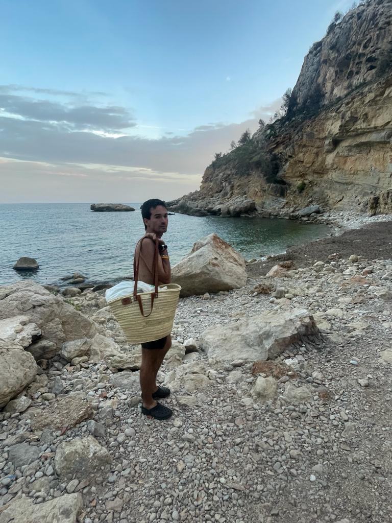 pardop716's tweet photo. -Que bien lo pasamos en la playa. 🏖
Despues de caminar 45 minuts a 46°C 🌞 en crocks 👠 per barrancs ⛰️ i una bolsa de 25 kg 👜 pa aplegar a una cala de pedres 🪨 i algues.🐚🦞 https://t.co/yLJ4Fd4xqf
