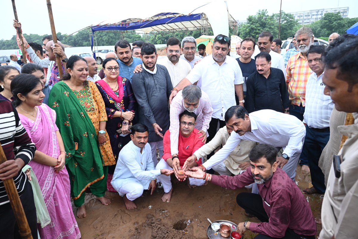 iRitaPatel's tweet photo. જન્માષ્ટમીના પાવન દિવસે રામકથા મેદાન, ગાંધીનગર ખાતે "કેસરિયા ગરબા-નવરાત 2024” ગરબા મહોત્સવના કાર્યનો શુભારંભ કરવામાં આવ્યો હતો. ગાંધીનગર ઉત્તરના ધારાસભ્ય રીટાબેન પટેલ દ્વારા પ્રેરિત સહાય ફાઉન્ડેશન દ્વારા "કેસરિયા ગરબા-નવરાત 2024” ગરબા મહોત્સવ યોજાશે. #KesariyaGarba2024 #navratri https://t.co/LZ1xCCGhJH