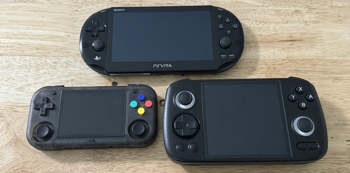 neya1041's tweet photo. 最近はRG CUBE触ってなかったので、新入りのVitaとXU mini Mと記念撮影

この3機はOSもそれぞれ違うし、ぶつからずに仲良くやれる気がする
#PSVita
#RGCUBE
#XUminiM https://t.co/lnEe4NOOY2