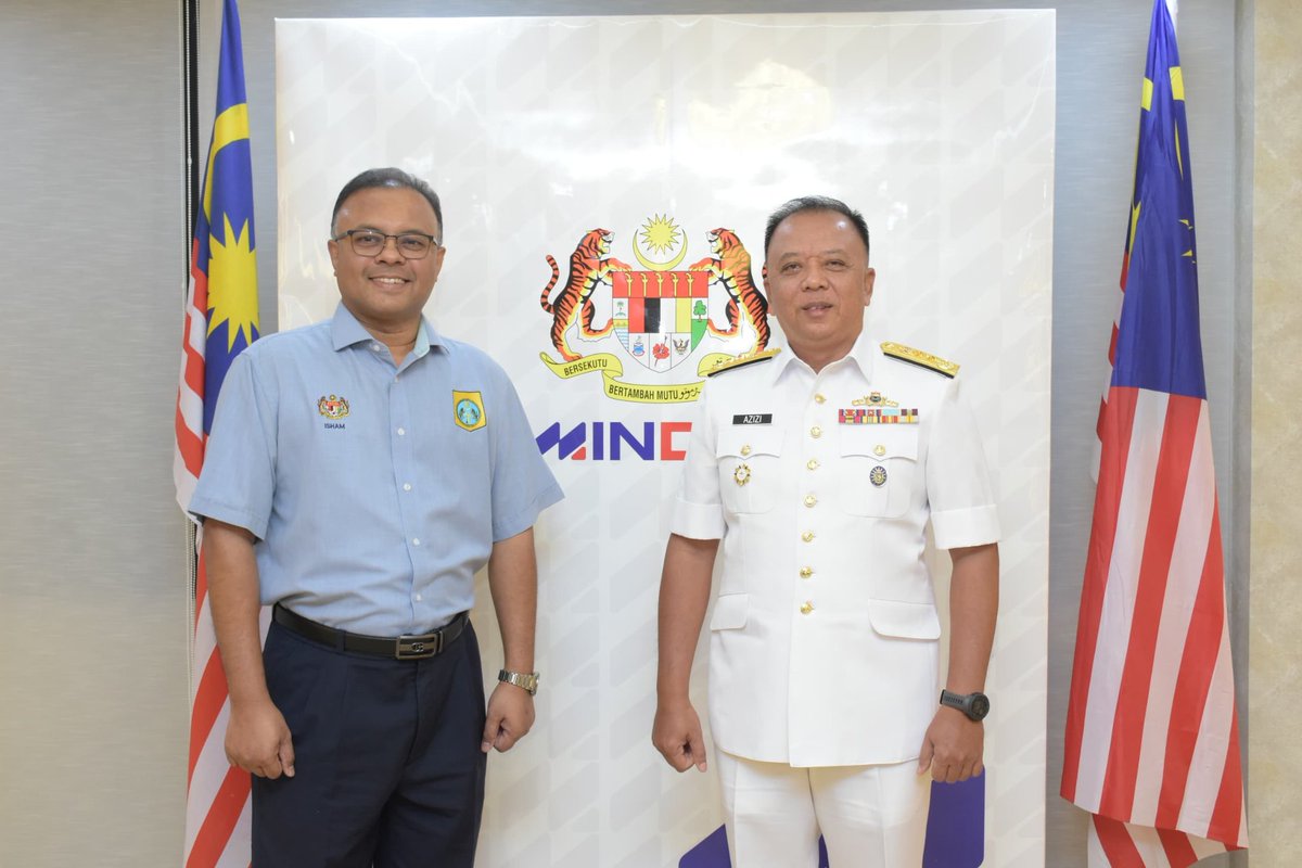 MINDEF, 23 Ogos - Laksda Azizi bin Hj Ahmad Sarkawi telah melaksanakan kunjungan hormat kepada Datuk Seri Isham bin Ishak, Ketua Setiausaha, Kementerian Pertahanan Malaysia.