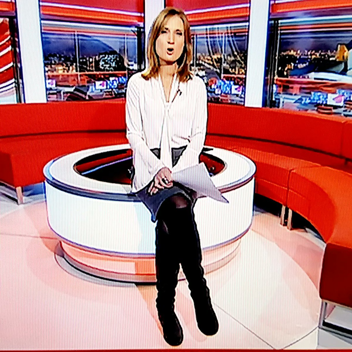 raymach1's tweet image. Annabel Tiffin 
from the archives ... Feb 2018
#annabeltiffin #northwestnews #bbcnews #tvpresenter #whiteblouse #skirt #boots #pout
