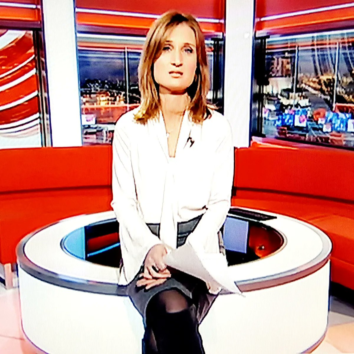 raymach1's tweet image. Annabel Tiffin 
from the archives ... Feb 2018
#annabeltiffin #northwestnews #bbcnews #tvpresenter #whiteblouse #skirt #boots #pout