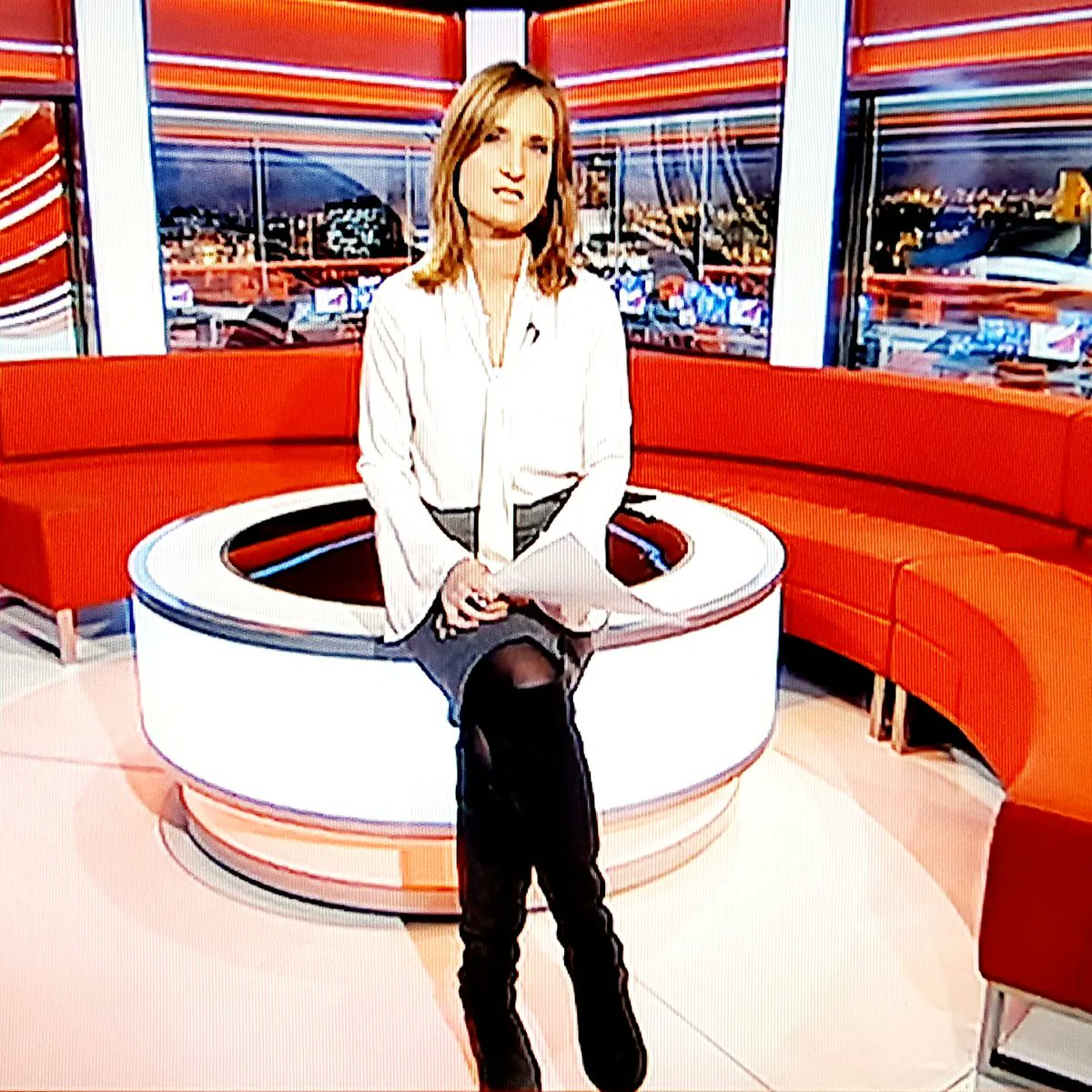 raymach1's tweet image. Annabel Tiffin 
from the archives ... Feb 2018
#annabeltiffin #northwestnews #bbcnews #tvpresenter #whiteblouse #skirt #boots #pout
