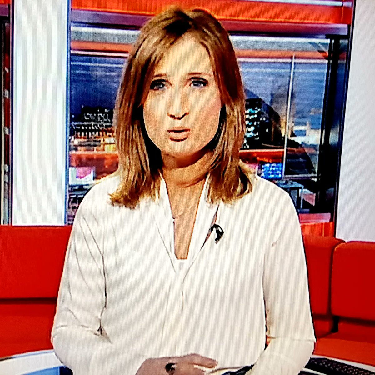 raymach1's tweet image. Annabel Tiffin 
from the archives ... Feb 2018
#annabeltiffin #northwestnews #bbcnews #tvpresenter #whiteblouse #skirt #boots #pout