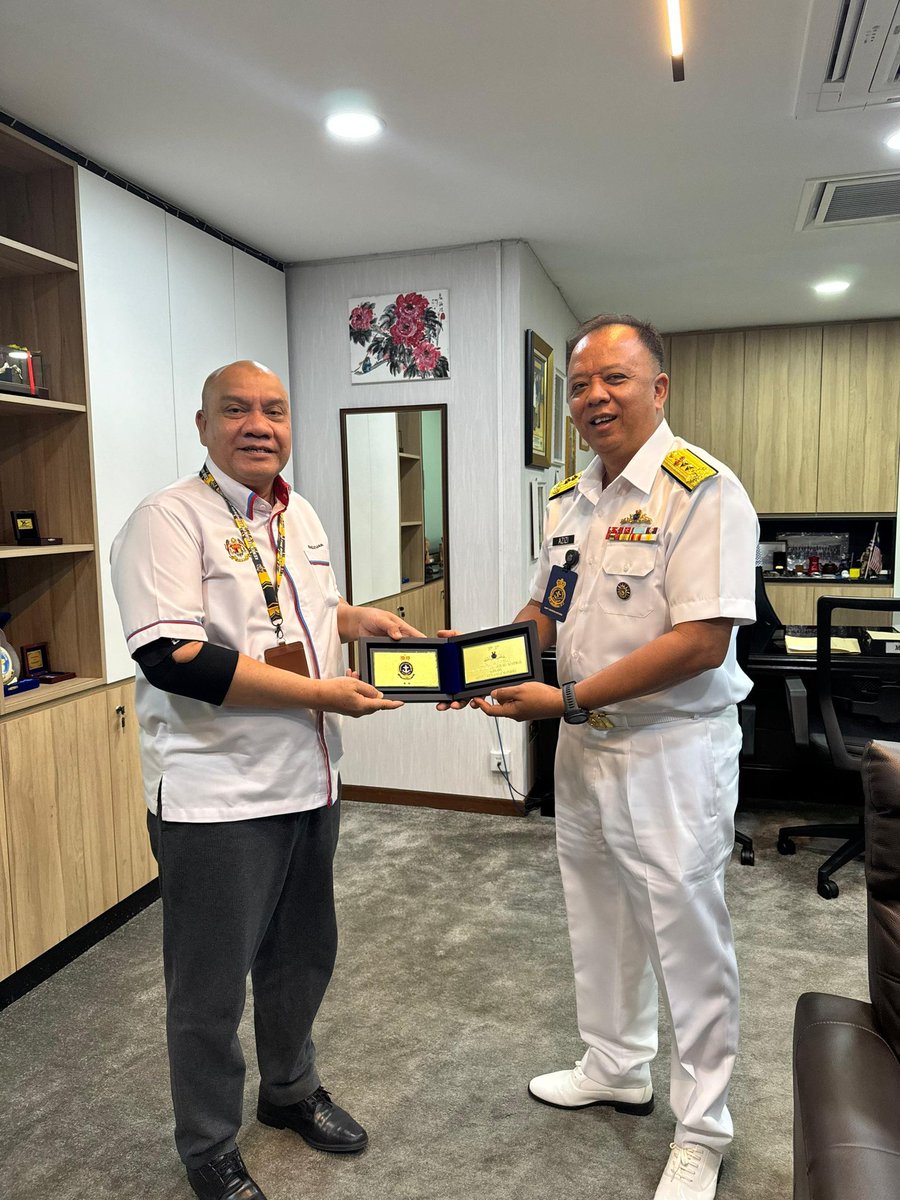 MINDEF, 26 Ogos - Laksda Azizi bin Hj Ahmad Sarkawi telah melaksanakan kunjungan hormat kepada En Mohd Radzuan Abd Manaf, Setiausaha Bahagian Pembangunan, Kementerian Pertahanan Malaysia.