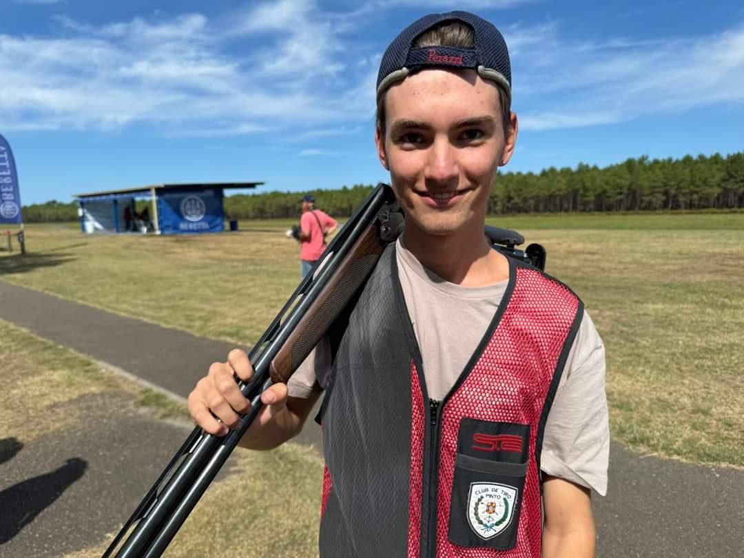 PSOEValdemoro's tweet photo. ¡Felicidades al joven valdemoreño Héctor Ávila Manjón, por coronarse campeón del mundo junior de foso universal en Ychoux, Francia! 🏆

 Tu dedicación y esfuerzo han dado sus frutos, y hoy eres un orgullo para todos. ¡Que este sea solo el comienzo de muchos más éxitos en tu carrera!

#TalentoValdemoreño

Foto: solo_tiro