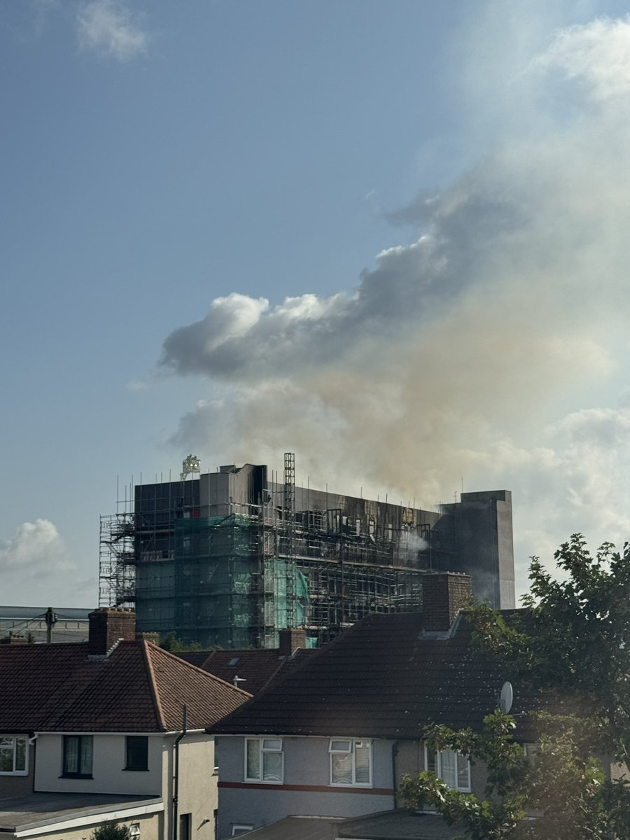 RichAppz's tweet photo. Thank you for all your hard work @LondonFire you have been going for hours now and still fighting flames. https://t.co/AQTJrCBuVv