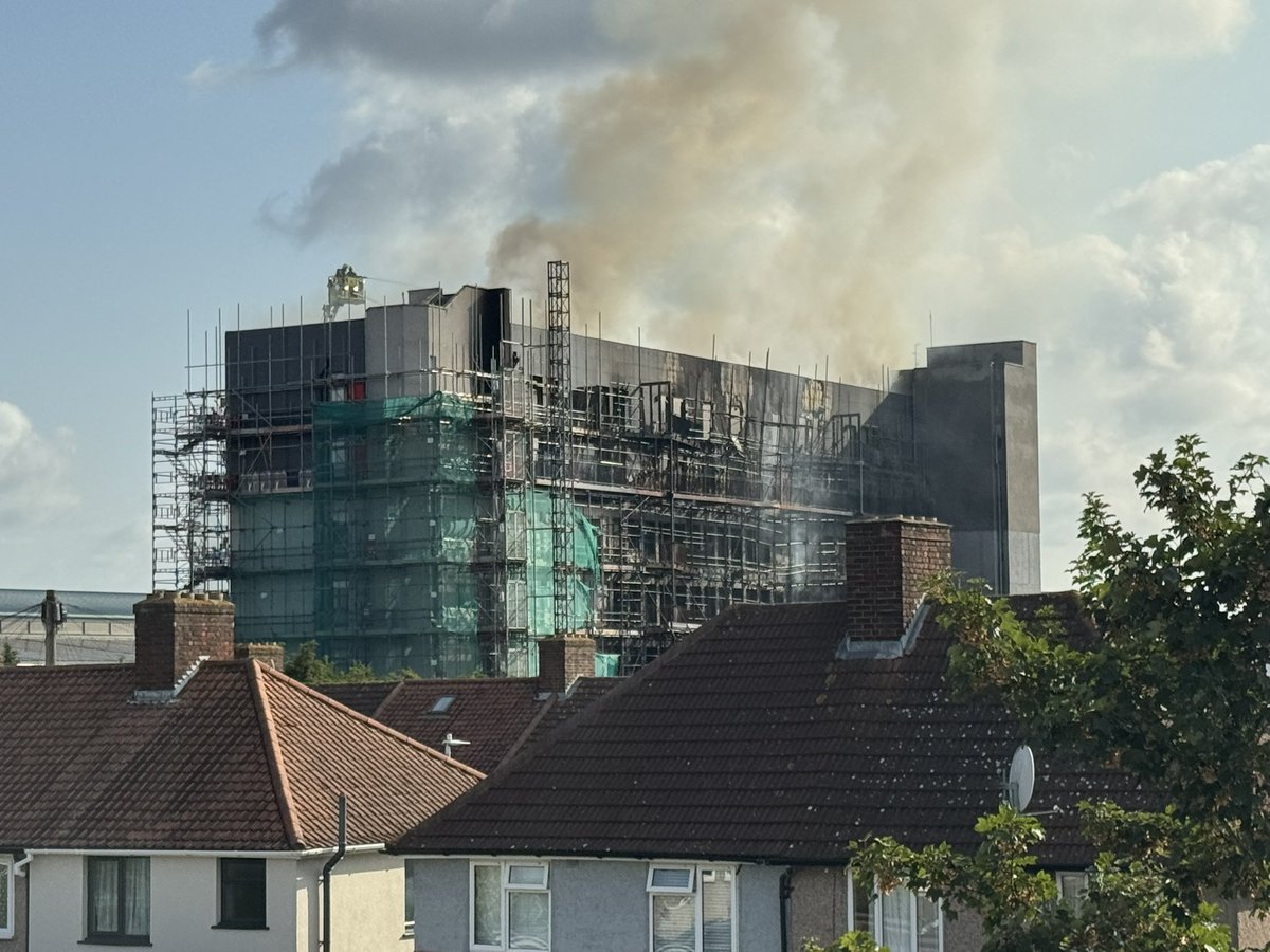 RichAppz's tweet photo. Thank you for all your hard work @LondonFire you have been going for hours now and still fighting flames. https://t.co/AQTJrCBuVv