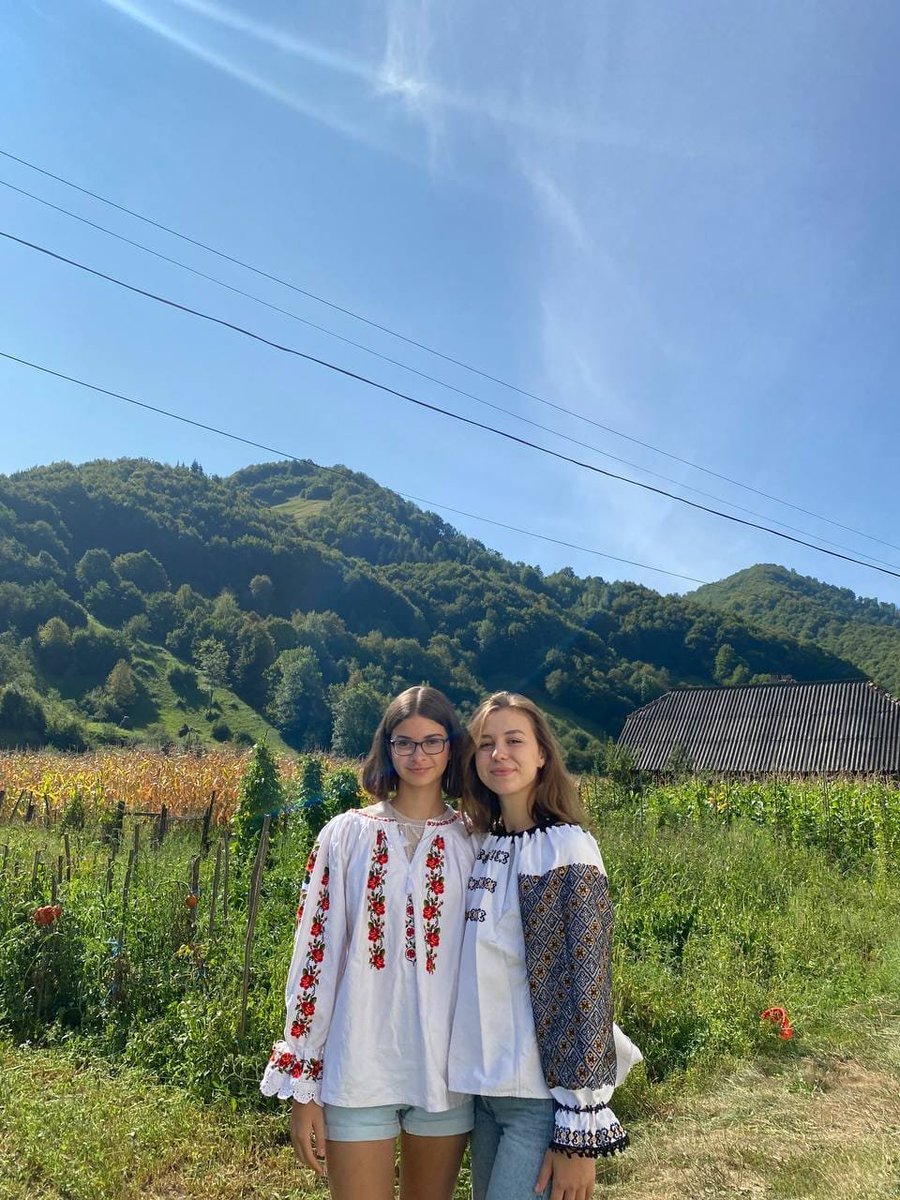 GalNapoca's tweet photo. 🌟Suntem pe finalul taberei #LEADERPedalează, iar copiii au creat brățări unice și au pictat căni personalizate.☕💥 Am admirat și purtat portul popular, în spiritul tradițiilor locale. Am făcut și o horă veselă de final, alături de partenerii noștri🤗 Mulțumim tuturor! 🙌 https://t.co/mWPJXYRTRx