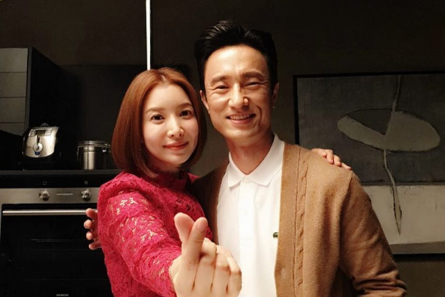 KDramaHandle's tweet photo. #KimByungChul and #YoonSeAh sparked dating rumors after playful banter on #UhmJungHwa’s YouTube channel. 

They played a married couple in the drama #SkyCastle and the currently airing drama #PerfectFamily. https://t.co/mqS9sNQL4A